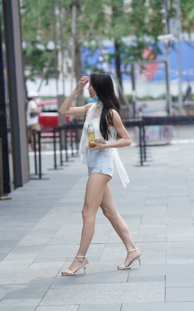长腿热裤美女