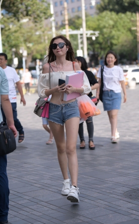 墨镜热裤少女